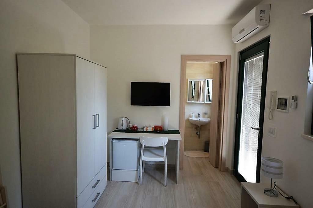 Le Stanze Di Casa Polinisso Guest House Carovigno Exterior photo
